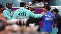 Seperti dilansir AFP, Selasa (29/11/2022), seorang pria dengan bendera pelangi dan berkaus dengan kata-kata Hormati wanita Iran di bagian belakang memasuki lapangan selama pertandingan Portugal Vs Uruguay di Piala Dunia Qatar. (Marc Atkins/Getty Images)  