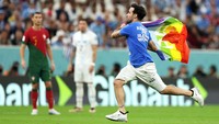 Hak-hak kaum gay dan penggunaan bendera pelangi telah menjadi isu panas di Piala Dunia Qatar, di mana homoseksualitas adalah ilegal. ( Francois Nel/Getty Images)  