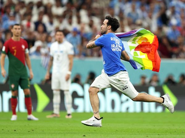 Saat Superman Kibarkan Bendera Pelangi di Tengah Lapangan