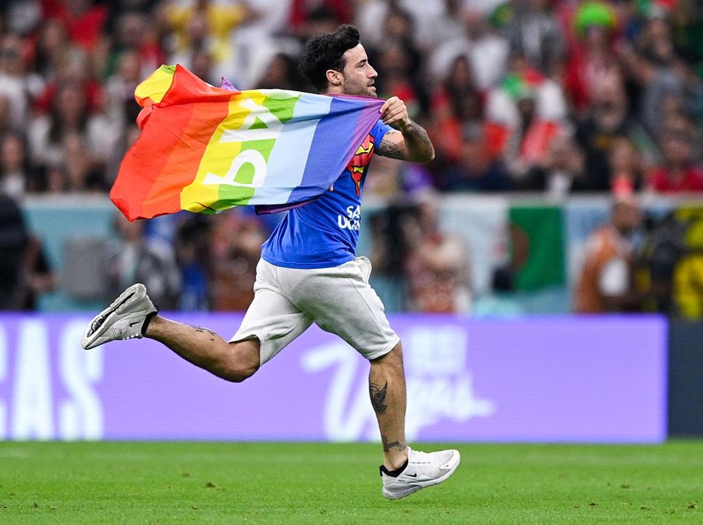 Pria Ini Nekat Kibarkan Bendera Pelangi di Lapangan Piala Dunia Pria Ini Nekat Kibarkan Bendera Pelangi di Lapangan Piala Dunia