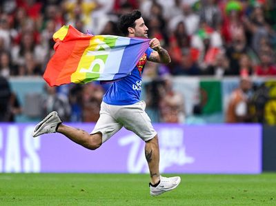 Pria Ini Nekat Kibarkan Bendera Pelangi di Lapangan Piala Dunia