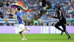 Pria Ini Nekat Kibarkan Bendera Pelangi di Lapangan Piala Dunia