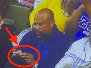 Pria Ini Santai Hangatkan Iga Babi Pakai Korek Api Saat Nonton Pertandingan Olahraga