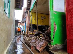 Cerita Nelangsa Korban Banjir di Banyuwangi yang Tembok Rumahnya Ambruk