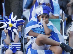 Begini reaksi fans cilik Uruguay setelah timnya tumbang.