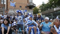 Fans Uruguay gelar nonton bareng pertandingan piala dunia 2022 antara Portugal vs Uruguay di Montevideo, Uruguay 28 November 2022.