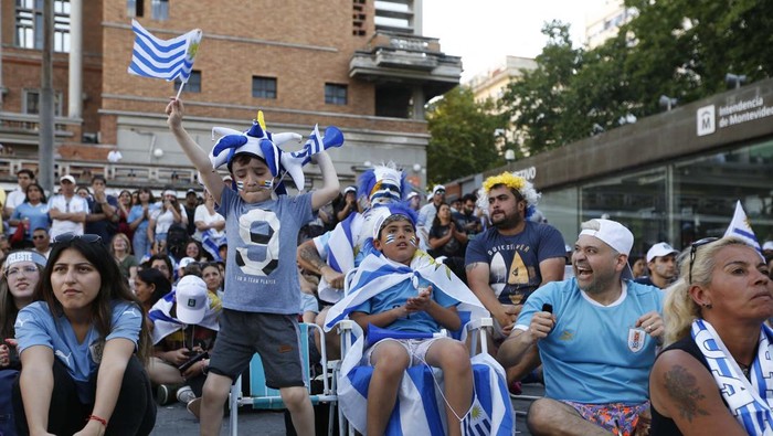 Reaksi Fans Cilik Uruguay Usai Timnya Tumbang Soccer Football - FIFA World Cup Qatar 2022 - Fans in Montevideo watch Portugal v Uruguay - Montevideo, Uruguay - November 28, 2022
Uruguay fan reacts as they watch the match in Montevideo REUTERS/Andres Cuenca Olaondo