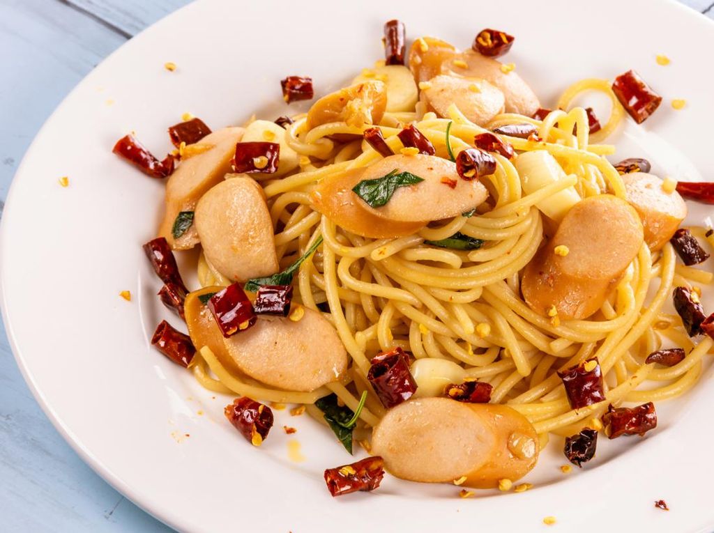 Resep Spaghetti Aglio Olio Sosis yang Pedasnya Nyengat Enak