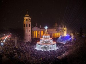 Ribuan Warga Lituania Berkumpul untuk Lihat Penyalaan Pohon Natal