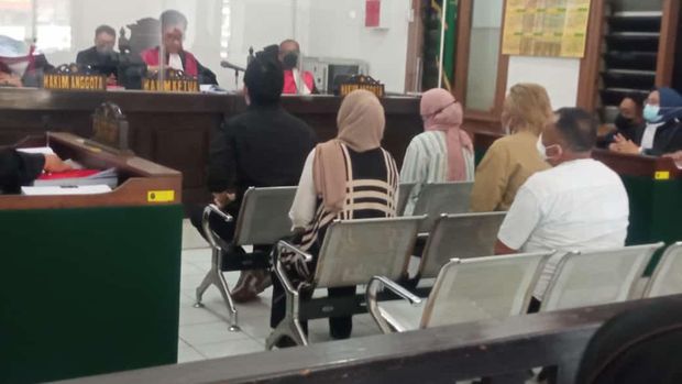 Rizky Febian & Putri Delina Hadiri Sidang Kasus Penggelapan Terhadap Teddy