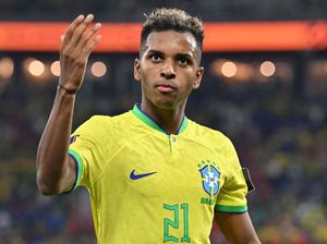 Kocak! Rodrygo Sentuh Kaki Ronaldo, lalu Elus ke Kakinya Biar... Kocak! Rodrygo Sentuh Kaki Ronaldo, lalu Elus ke Kakinya Biar...