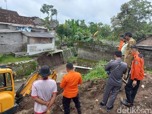 Warga Blitar Terpaksa Mengungsi Dampak Plengsengan Ambrol Warga Blitar Terpaksa Mengungsi Dampak Plengsengan Ambrol