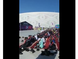 Perdana! Suporter, Pemain & Panitia Salat Jumat di Stadion Piala Dunia