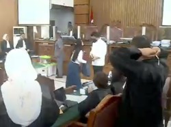 Aksi Nekat Fans Terobos Area Sidang Hingga Sambo Minta Maaf ke Anak Buah