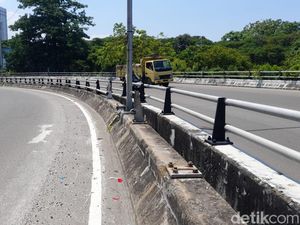 4 Insiden Horor Pemotor Jatuh Terlempar dari Flyover di Jakarta 4 Insiden Horor Pemotor Jatuh Terlempar dari Flyover di Jakarta