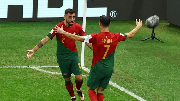 Soccer Football - FIFA World Cup Qatar 2022 - Group H - Portugal v Uruguay - Lusail Stadium, Lusail, Qatar - November 28, 2022 Portugal's Cristiano Ronaldo celebrates scoring their first goal with Bruno Fernandes REUTERS/Molly Darlington