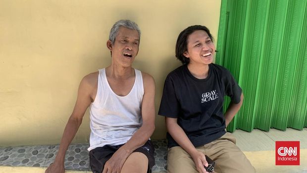 Warga Pocin kiri: Abidin (61) dan Febrian (25)