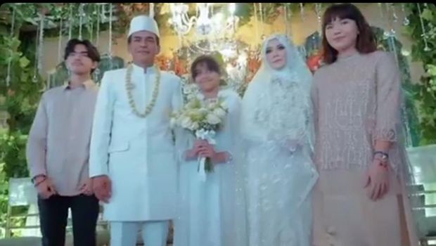 Dua anak Rina Gunawan hadiri pernikahan Teddy Syah.