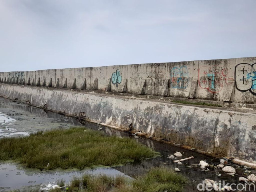 Tanggul Retak hingga Air Laut Rembes, Warga Jakut Harap Ditambal Tanggul Retak hingga Air Laut Rembes, Warga Jakut Harap Ditambal