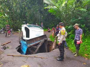 Lubang Besar Menganga di Jalan Petang, Truk Pasir Terperosok Lubang Besar Menganga di Jalan Petang, Truk Pasir Terperosok