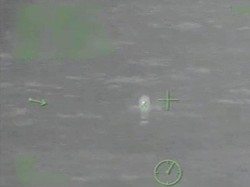 Pria Ini Curangi Kematian, Terombang-ambing 15 Jam di Lautan dan Selamat!