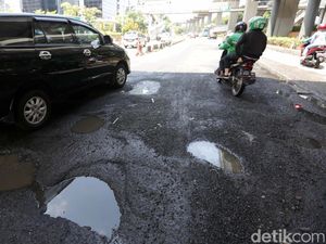Jalan di Rumahmu Rusak? Lapor ke Sini Biar Lekas Diperbaiki!