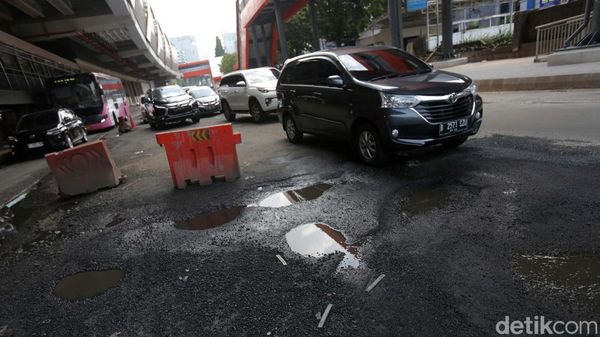 Waduh! Jalan Rasuna Said Bopeng dan Berlubang