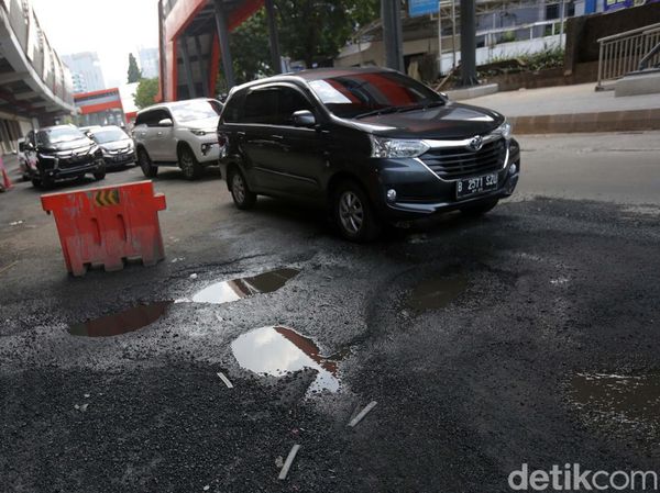 Waduh! Jalan Rasuna Said Bopeng dan Berlubang