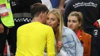 10 Foto Pemain Piala Dunia 2022 Lepas Rindu ke WAGs, Peluk Cium Usai Tanding