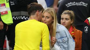 10 Foto Pemain Piala Dunia 2022 Lepas Rindu ke WAGs, Peluk Cium Usai Tanding