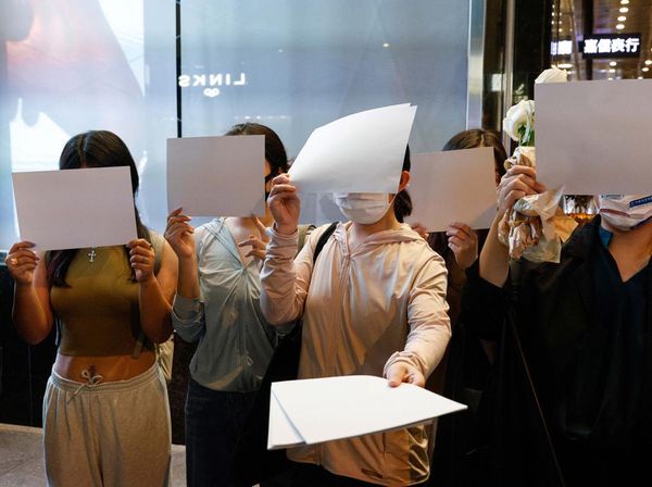 Warga China Demo dengan Kertas Kosong, Apa Maksudnya?