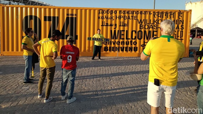 Warna Warni Brasil vs Swiss Stadion 974 menggelar duel Brasil dengan Swiss. Berikut warna-warni para penggemar yang menyaksikan laga tersebut.