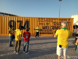 Sekitar Stadion 974 sudah ramai sejak pukul 15.00 WIB jelang duel Brasil vs Swiss. (Foto: Lucas Aditya/detikcom)