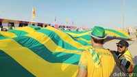 Jersey raksasa Brasil disiapkan para penggemar untuk mendukung tim asuhan Tite. (Foto: Lucas Aditya/detikcom)