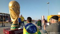 Trofi Piala Dunia raksasa ini selalu menjadi spot favorit penggemar untuk berfoto. (Foto: Lucas Aditya/detikcom)