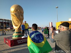 Trofi Piala Dunia raksasa ini selalu menjadi spot favorit penggemar untuk berfoto. (Foto: Lucas Aditya/detikcom)