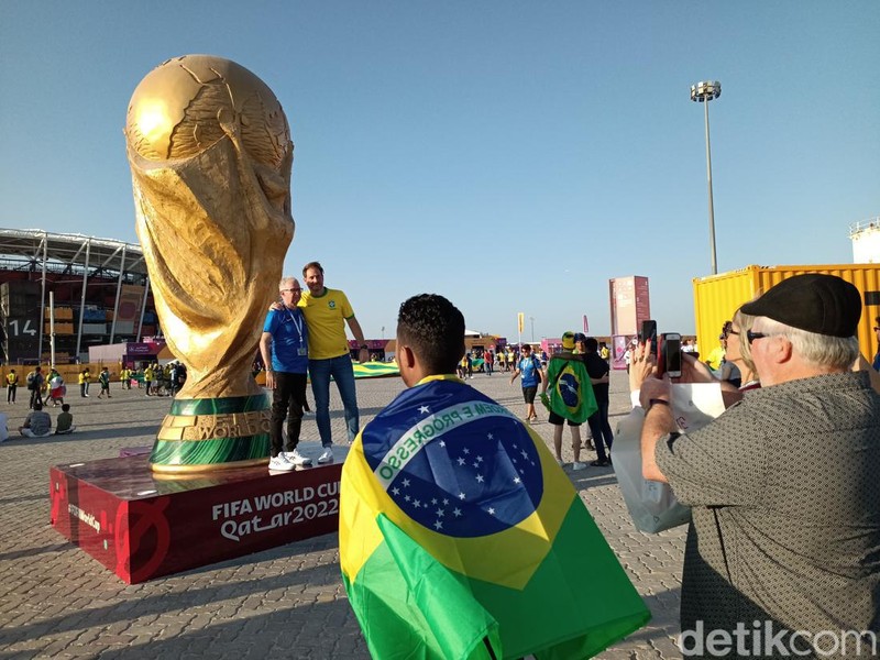 Stadion 974 menggelar duel Brasil dengan Swiss. Berikut warna-warni para penggemar yang menyaksikan laga tersebut.