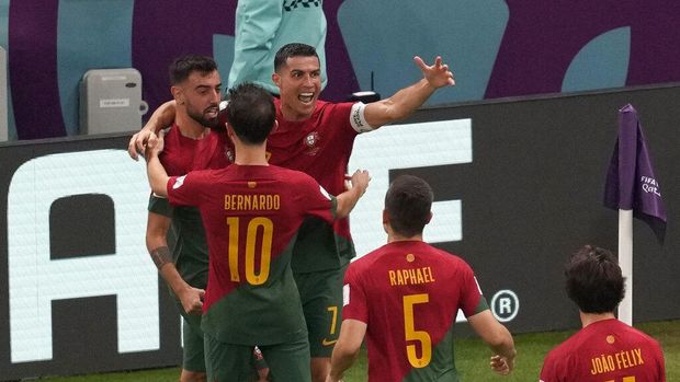 Portugal's Cristiano Ronaldo, center, celebrates with teammates after scoring his side's opening goal during the World Cup group H soccer match between Portugal and Uruguay, at the Lusail Stadium in Lusail, Qatar, Monday, Nov. 28, 2022. (AP Photo/Darko Vojinovic)