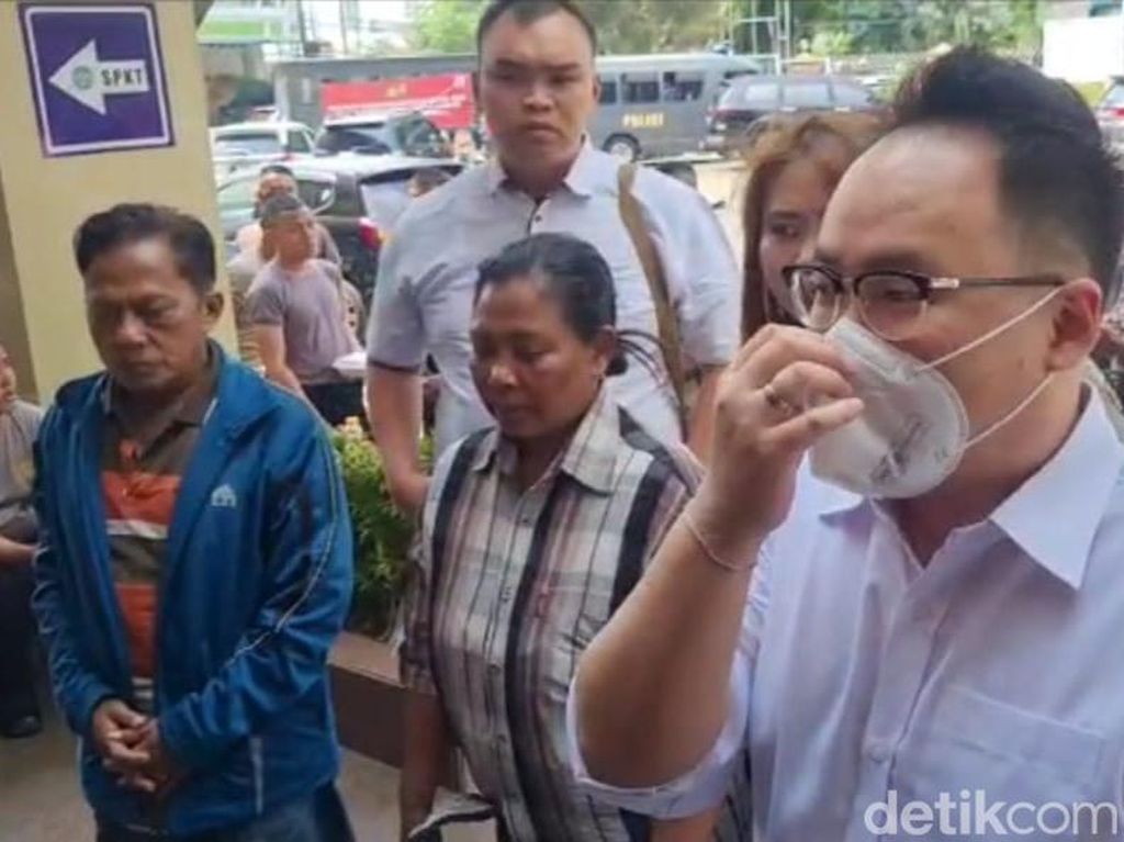 Tersangka Penghina Dewi Perssik Jalani Pemeriksaan Lanjutan di Polres Jaksel Tersangka Penghina Dewi Perssik Jalani Pemeriksaan Lanjutan di Polres Jaksel