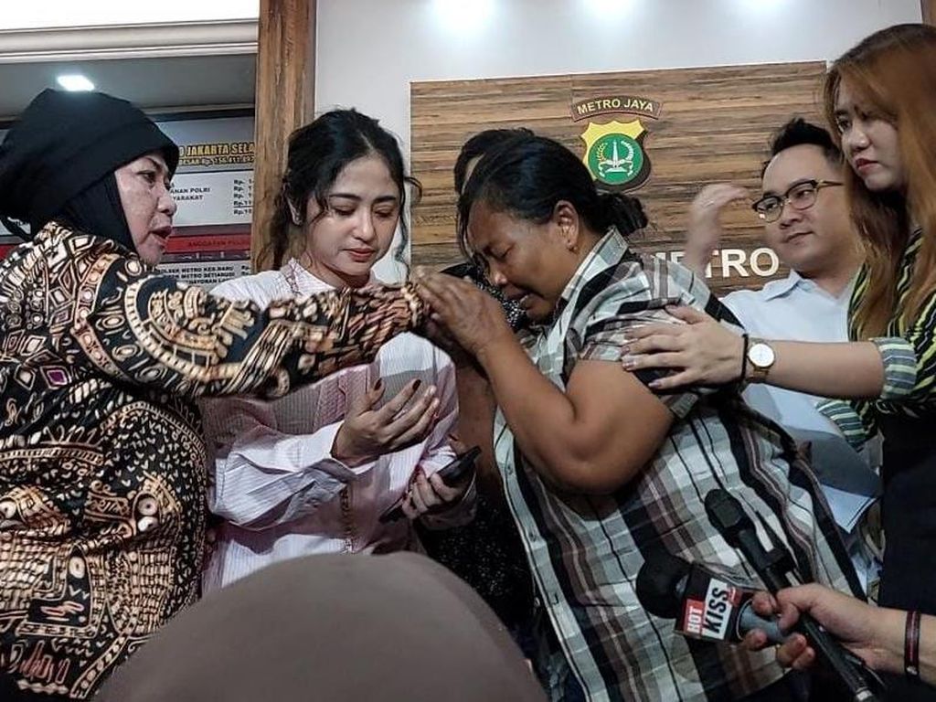 Beda Sikap Penghina Dewi Perssik: Dulu Mencaci Kini Memuji Beda Sikap Penghina Dewi Perssik: Dulu Mencaci Kini Memuji