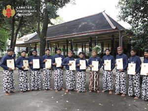 Kamu Perlu Tahu, Abdi Dalem Keraton Yogya Ternyata Ada Wisudanya Kamu Perlu Tahu, Abdi Dalem Keraton Yogya Ternyata Ada Wisudanya