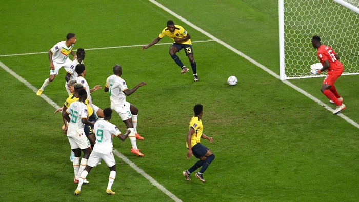 Senegal's defender #03 Kalidou Koulibaly celebrates with teammates after scoring his team's second goal during the Qatar 2022 World Cup Group A football match between Ecuador and Senegal at the Khalifa International Stadium in Doha on November 29, 2022. (Photo by JUNG Yeon-je / AFP) (Photo by JUNG YEON-JE/AFP via Getty Images)