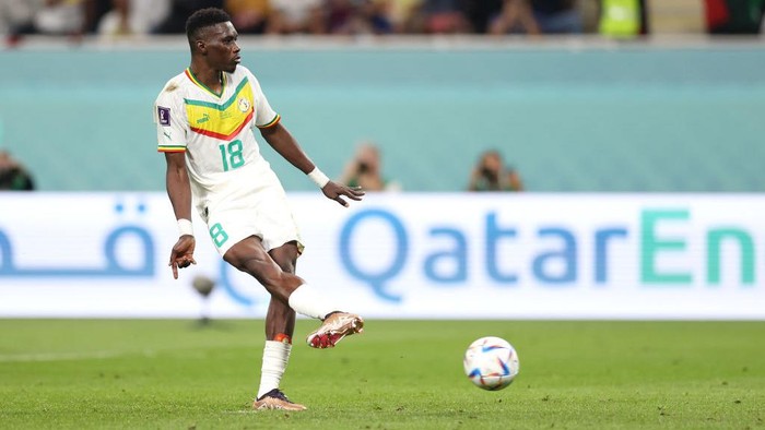 1245205648 Senegal's defender #03 Kalidou Koulibaly celebrates with teammates after scoring his team's second goal during the Qatar 2022 World Cup Group A football match between Ecuador and Senegal at the Khalifa International Stadium in Doha on November 29, 2022. (Photo by JUNG Yeon-je / AFP) (Photo by JUNG YEON-JE/AFP via Getty Images)