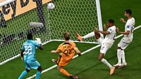 Masuk di babak kedua, Belanda sudah menggandakan keunggulan pada menit ke-49. Diawali crossing Klaassen ke kotak penalti yang disambut sontekan Memphis di tiang jauh, Barsham mampu menepisnya namun bola rebound dengan cepat disambar De Jong jadi gol.