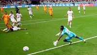 Belanda yang terus menggempur akhirnya mendapatkan gol di menit ke-26. Adalah Cody Gakpo yang mencatakan namanya di papan skor.