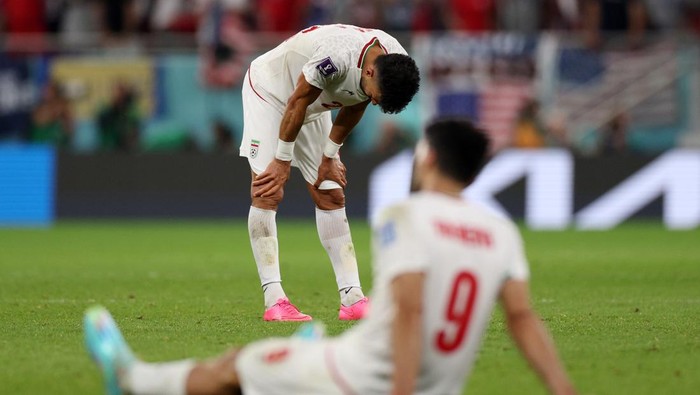 1245211837 Iran's defender #23 Ramin Rezaeian reacts following a collision during the Qatar 2022 World Cup Group B football match between Iran and USA at the Al-Thumama Stadium in Doha on November 29, 2022. (Photo by Glyn KIRK / AFP) (Photo by GLYN KIRK/AFP via Getty Images)