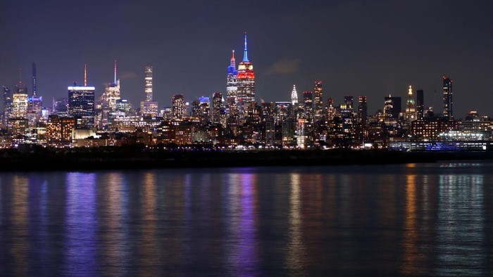 JERSEY CITY, NJ - NOVEMBER 29: The Empire State Building and One Vanderbilt celebrate the victory by the U.S. over Iran at the FIFA World Cup with lighting in red, white and blue in New York City on November 29, 2022, as seen from Jersey City, New Jersey.  (Photo by Gary Hershorn/Getty Images)