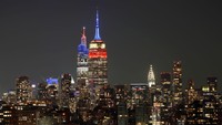 Begini penampakan Gedung Empire State saat merayakan kemanangan Timnas AS yang lolos ke babak 16 besar Piala Dunia 2022.