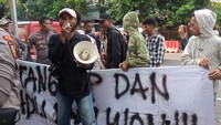 Sekelompok Orang Gelar Aksi Demo Desak Baim Wong Ditangkap