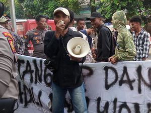 Sekelompok Orang Gelar Aksi Demo Desak Baim Wong Ditangkap